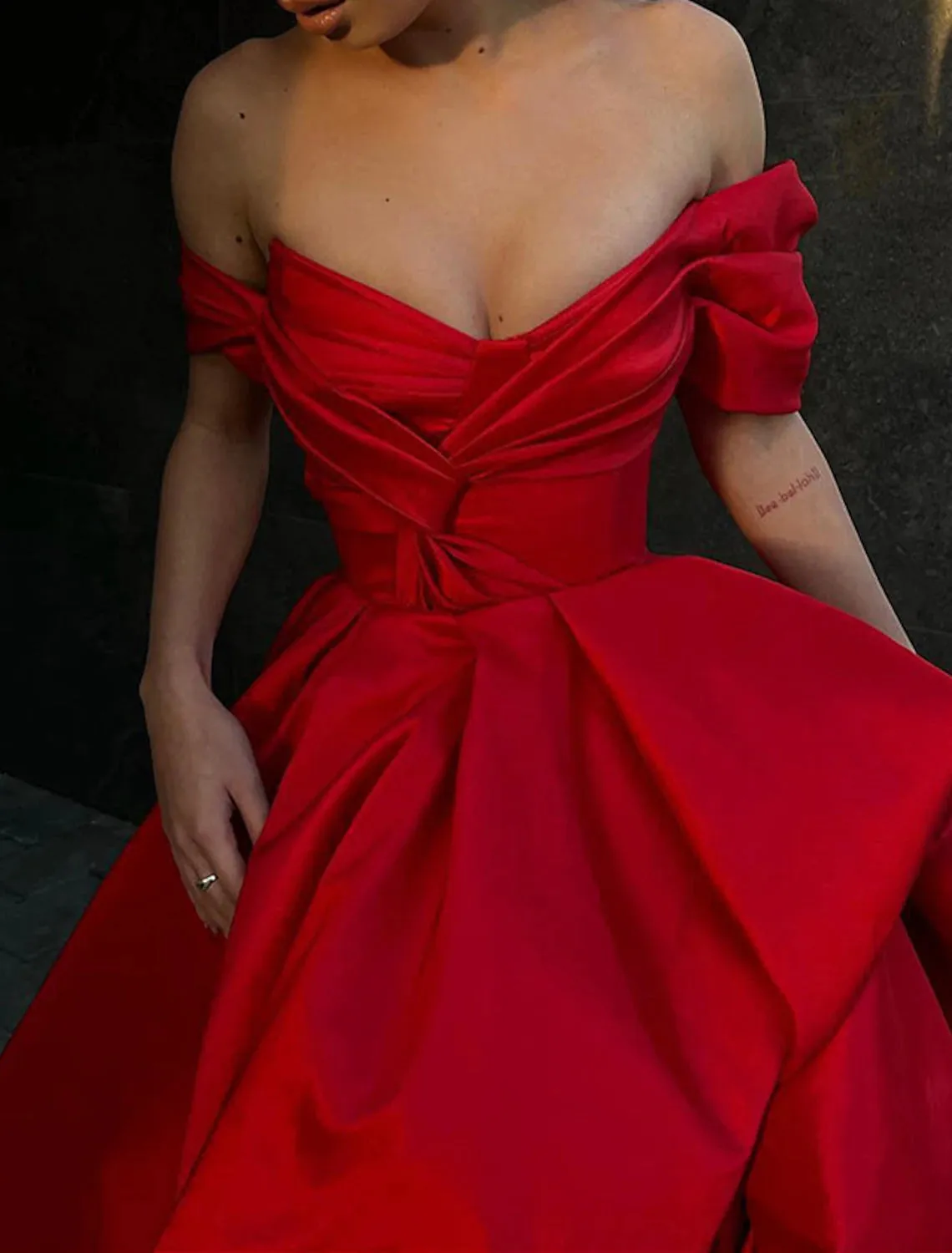 A-Line Evening Gown Party Dress Red Green Dress Masquerade Prom Sweep / Brush Train Sleeveless Off Shoulder Satin with Slit